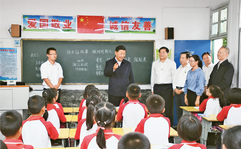 2020年9月16日至18日，中共中央總書記、國家主席、中央軍委主席習近平在湖南考察。這是16日下午，習近平在郴州市汝城縣文明瑤族鄉(xiāng)第一片小學，同正在上思政課的同學們親切交流。 新華社記者 謝環(huán)馳/攝